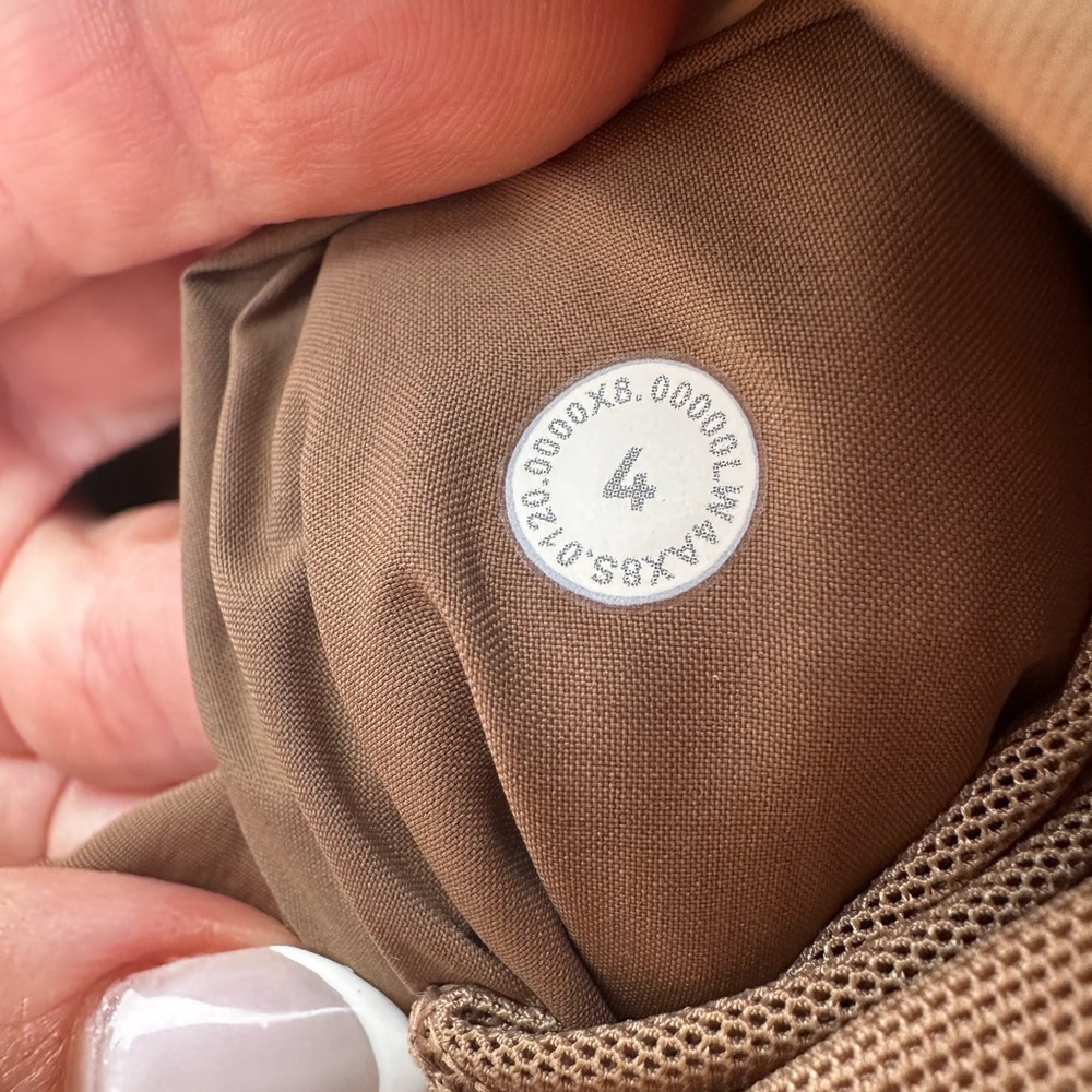 COPY - Lululemon Always Effortless Size 4 - Picture 7 of 8
